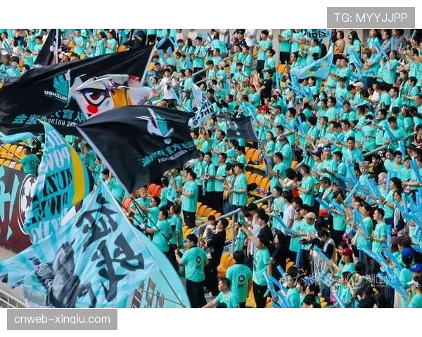 观众席有趣一幕:小球迷高举写有“PPDA 7.2”的数据牌,为自家球队的压迫强度助威